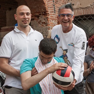 Andrea Lucchetta with a participant at the Children's Reading and Sporting Festival
