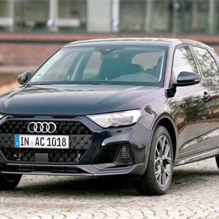 Footage: Audi A1 citycarver firmament blue