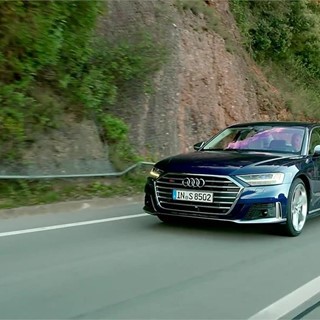 Footage: Audi S8 Navarra blue metallic