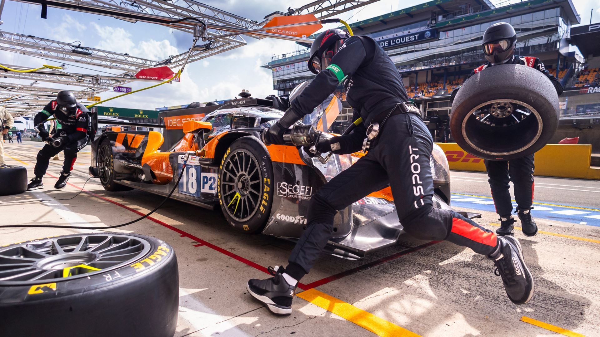 CREW MEMBERS OF THE GENESIS MAGMA RACING TEAM CHANGE TIRES DURING A PIT STOP AT CIRCUIT PAUL RICARD