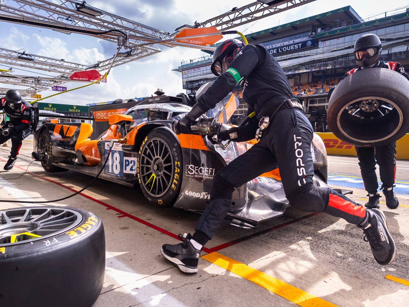 CREW MEMBERS OF THE GENESIS MAGMA RACING TEAM CHANGE TIRES DURING A PIT STOP AT CIRCUIT PAUL RICARD