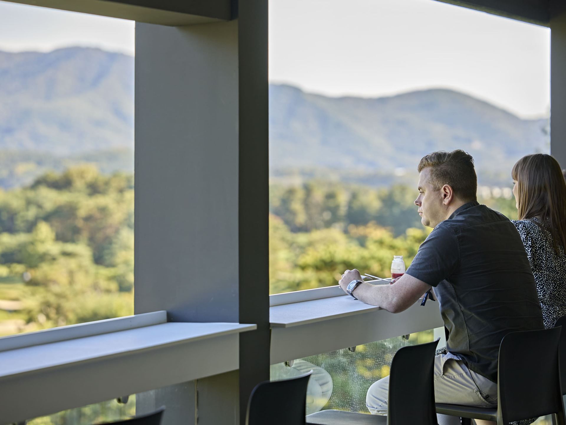 THE MCLEODS ENJOY AN EXCLUSIVE VIEWING EXPERIENCE FROM THE GENESIS SUITE AT THE 2025 GENESIS CHAMPIONSHIP IN CHEONAN