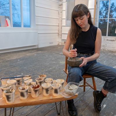 GENESIS SIOBHAN MCLAUGHLIN EXHIBITION SIOBHAN MCLAUGHLIN GRINDING EARTH PIGMENTS IN ANCHOR STUDIO IMAGE CREDIT ALBAN