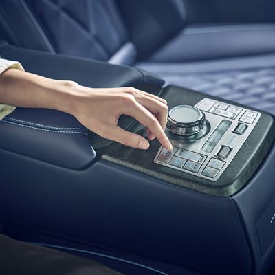 GENESIS ELECTRIFIED G80 CLOSING DOORS