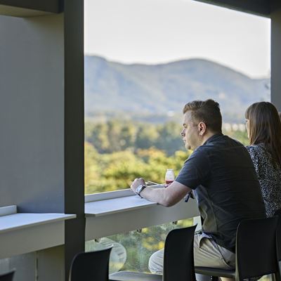 THE MCLEODS ENJOY AN EXCLUSIVE VIEWING EXPERIENCE FROM THE GENESIS SUITE AT THE 2025 GENESIS CHAMPIONSHIP IN CHEONAN