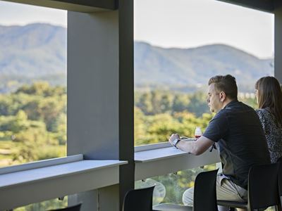 THE MCLEODS ENJOY AN EXCLUSIVE VIEWING EXPERIENCE FROM THE GENESIS SUITE AT THE 2025 GENESIS CHAMPIONSHIP IN CHEONAN
