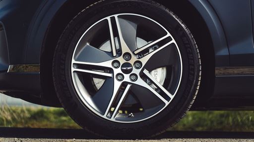 ELECTRIFIED GV70