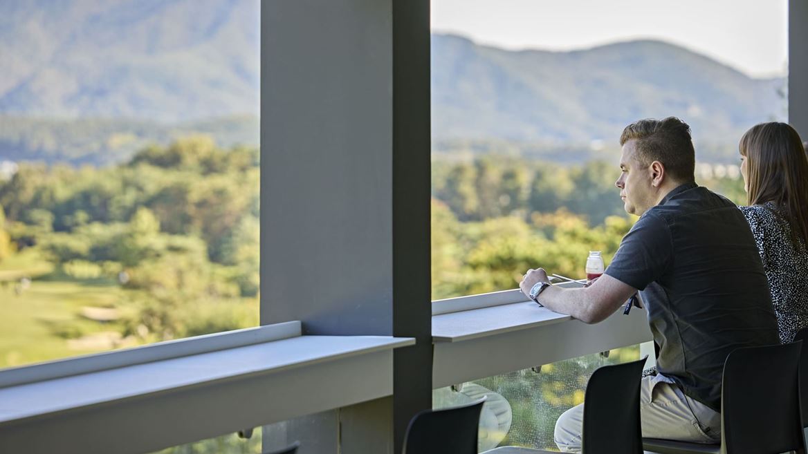 THE MCLEODS ENJOY AN EXCLUSIVE VIEWING EXPERIENCE FROM THE GENESIS SUITE AT THE 2025 GENESIS CHAMPIONSHIP IN CHEONAN