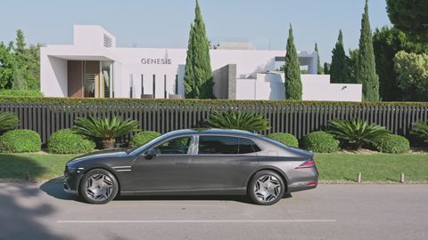 genesis-g90-lwb-makalu-grey-metallic---broll