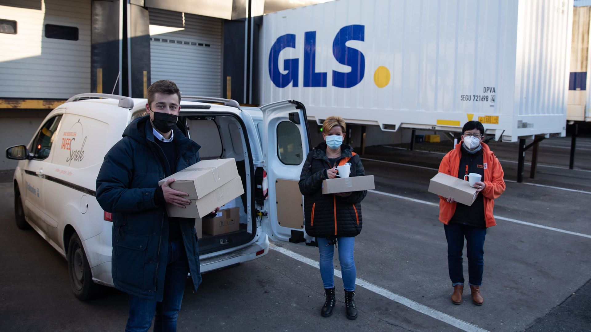 Heringsfilet und Schoko-Pudding: GLS Germany unterstützt lokale Spendenaktionen zu Weihnachten