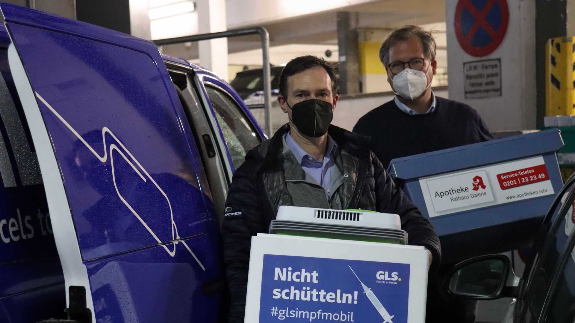 Nicht schütteln: GLS Regionalleiter Gero Liebig (links) und Apotheker Peter Ricken beladen das Impfmobil.