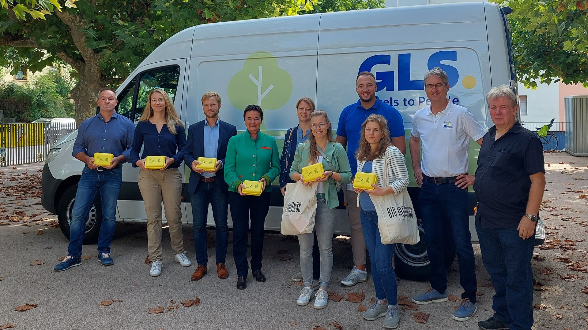 Mit Hilfe von GLS verteilt das Umweltforum Rhein-Main e.V. seine 17. BioBrotbox-Aktion in Frankfurt am Main.