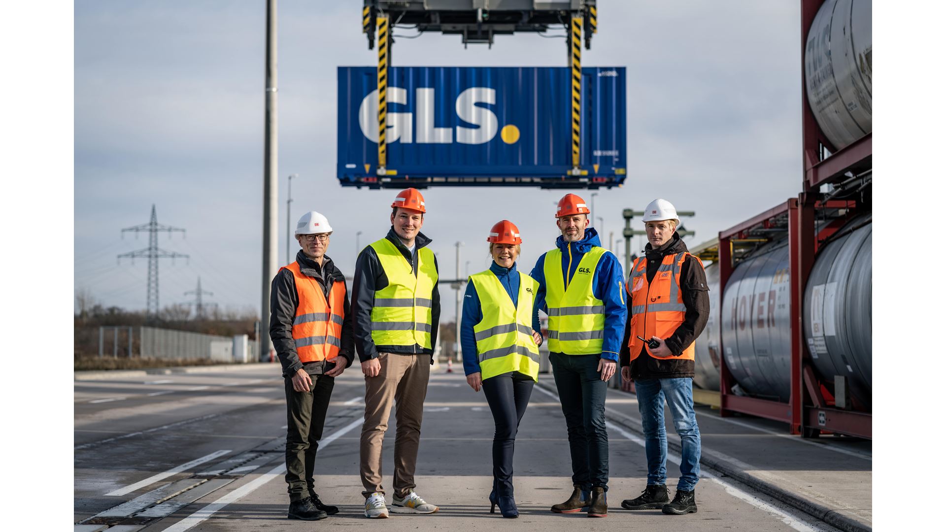 Die Projektverantwortlichen von GLS Germany und der Kombiverkehr KG, u. a. GLS-Regionalleiterin Melanie Menkhaus (Mitte)