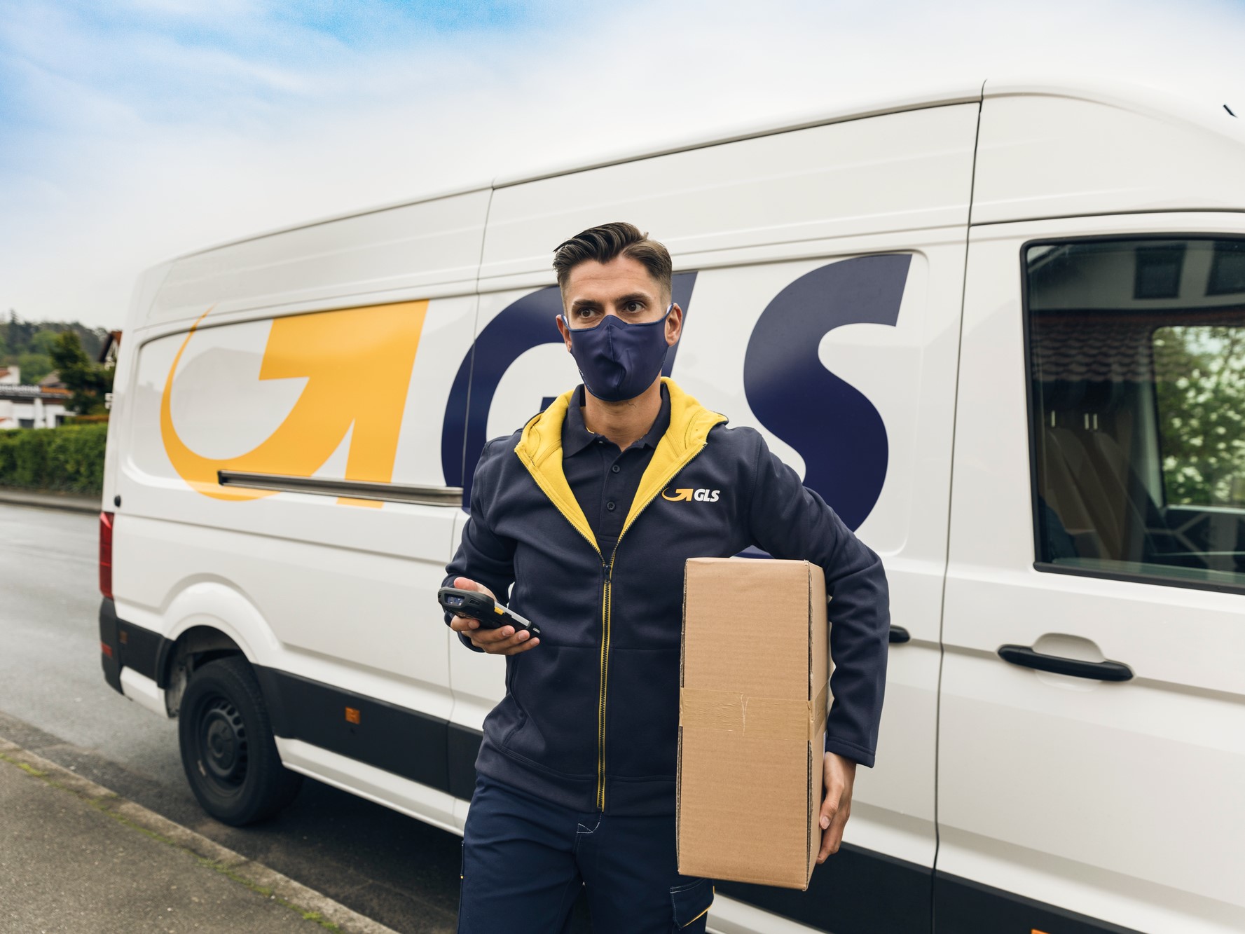 GLS Zustellfahrer mit Maske