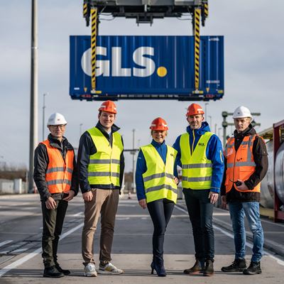 Die Projektverantwortlichen von GLS Germany und der Kombiverkehr KG, u. a. GLS-Regionalleiterin Melanie Menkhaus (Mitte)