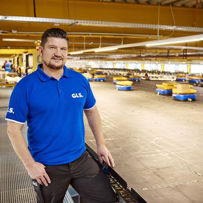 Standortleiter Maik G bler ist von der Technologie der AGVs berzeugt