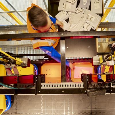 Die innovativen Sortierroboter werden in den Depots Dortmund und Bielefeld eingesetzt