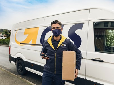 GLS Zustellfahrer mit Maske