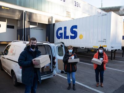 Heringsfilet und Schoko-Pudding: GLS Germany unterstützt lokale Spendenaktionen zu Weihnachten