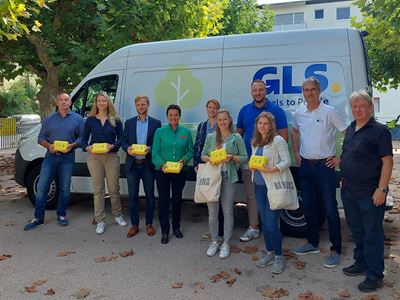 Mit Hilfe von GLS verteilt das Umweltforum Rhein-Main e.V. seine 17. BioBrotbox-Aktion in Frankfurt am Main.
