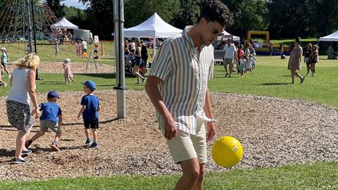 Jonglange mit dem Ball am Jubiläumswochenende