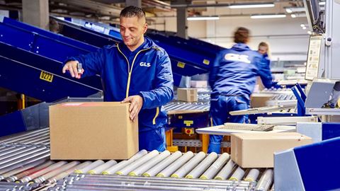 Mitarbeitende am Förderband