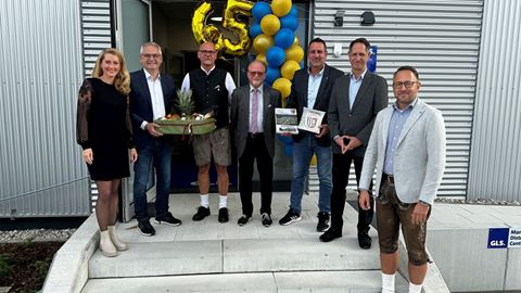 Gruppenbilder zur Er ffnung die Verantwortlichen vor dem Depot Eingang