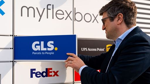 GLS Germany CEO Moritz Eichh fer vor der 500 myflexbox in Deutschland