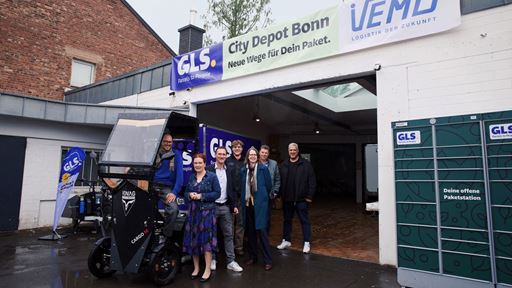 Vor Ort verschaffte sich die Bonner Oberb rgermeisterin Katja D rner einen Eindruck vom City Depot von VEMO und GLS