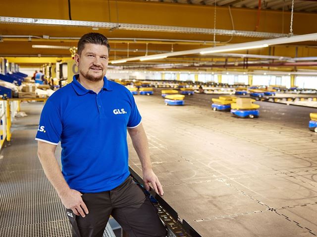 Standortleiter Maik G bler ist von der Technologie der AGVs berzeugt