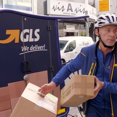 Smart unterwegs für GLS Germany: Zustellfahrer Bilal mit dem eBike in der Fußgängerzone