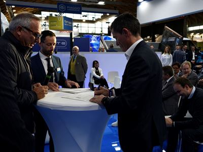 IVECO firma l’accordo con GLS, FERCAM, LC3 e SMET per i primi trattori stradali elettrici Nikola Tre