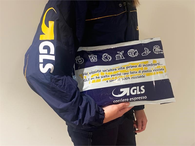 GLS Newsroom : Nuova busta per le spedizioni GLS in plastica riciclata