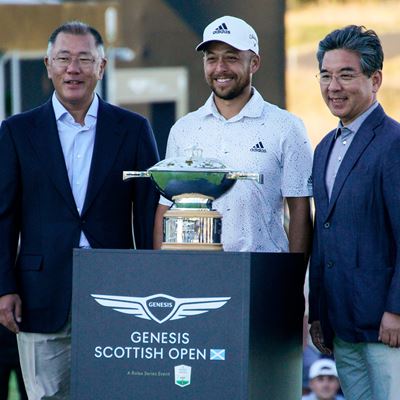 (LEFT TO RIGHT: EUISUN CHUNG, EXECUTIVE CHAIR AT HYUNDAI MOTOR GROUP, GENESIS SCOTTISH OPEN WINNER XANDER SCHAUFFELE AND