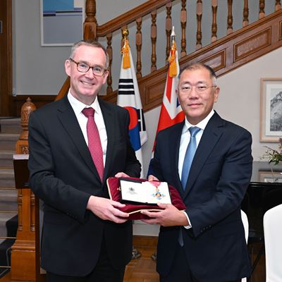 FROM LEFT COLIN CROOKS BRITISH AMBASSADOR TO THE REPUBLIC OF KOREA EUISUN CHUNG EXECUTIVE CHAIR OF HYUNDAI MOTOR G