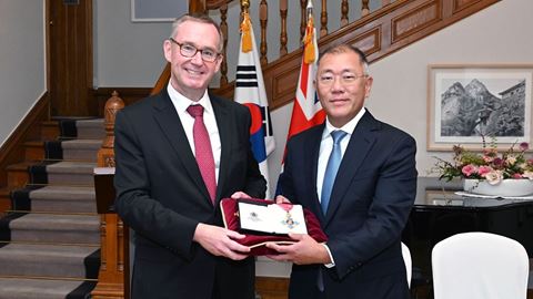 FROM LEFT COLIN CROOKS BRITISH AMBASSADOR TO THE REPUBLIC OF KOREA EUISUN CHUNG EXECUTIVE CHAIR OF HYUNDAI MOTOR G