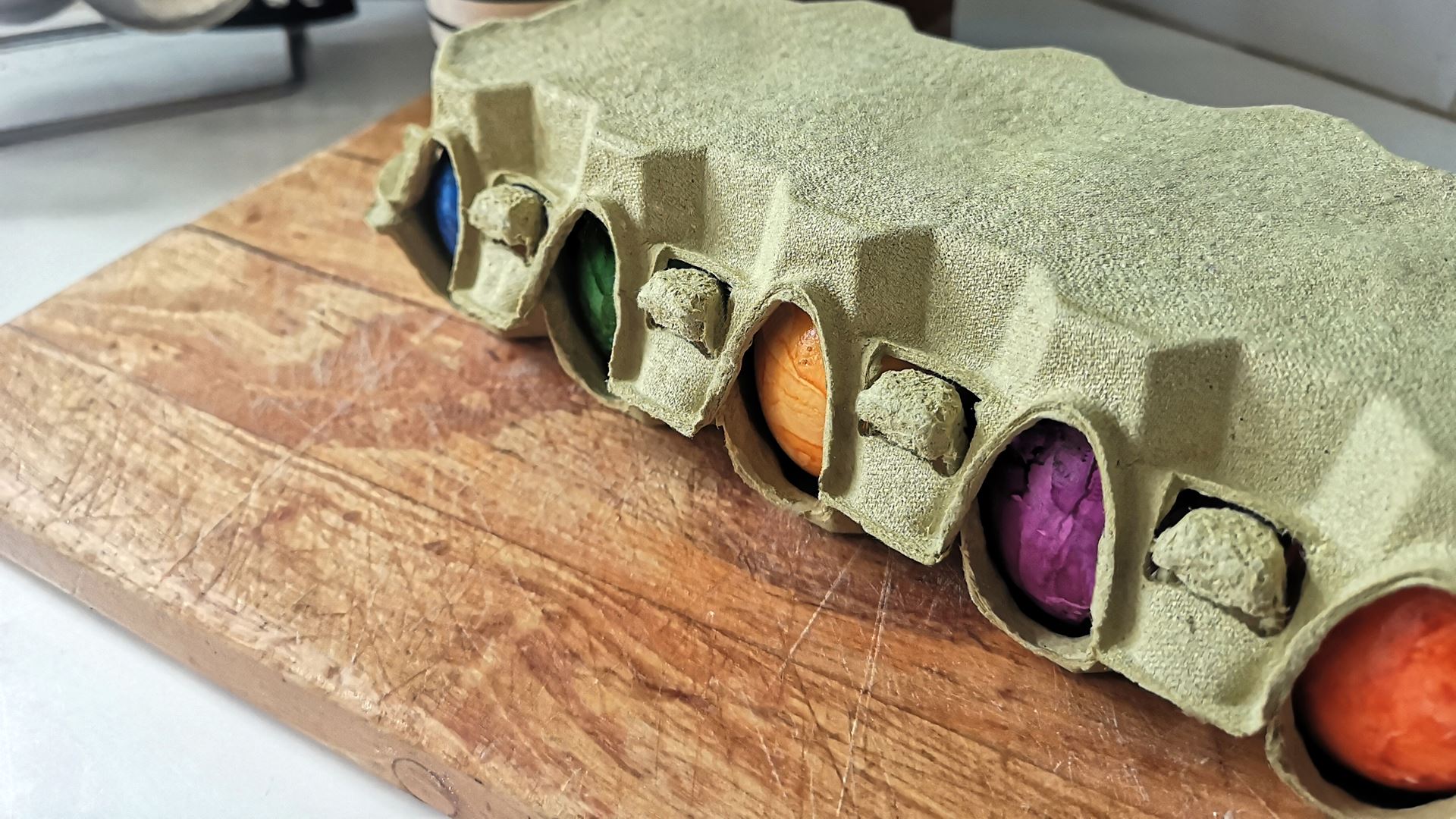 Futuro egg carton for cooked colored eggs
