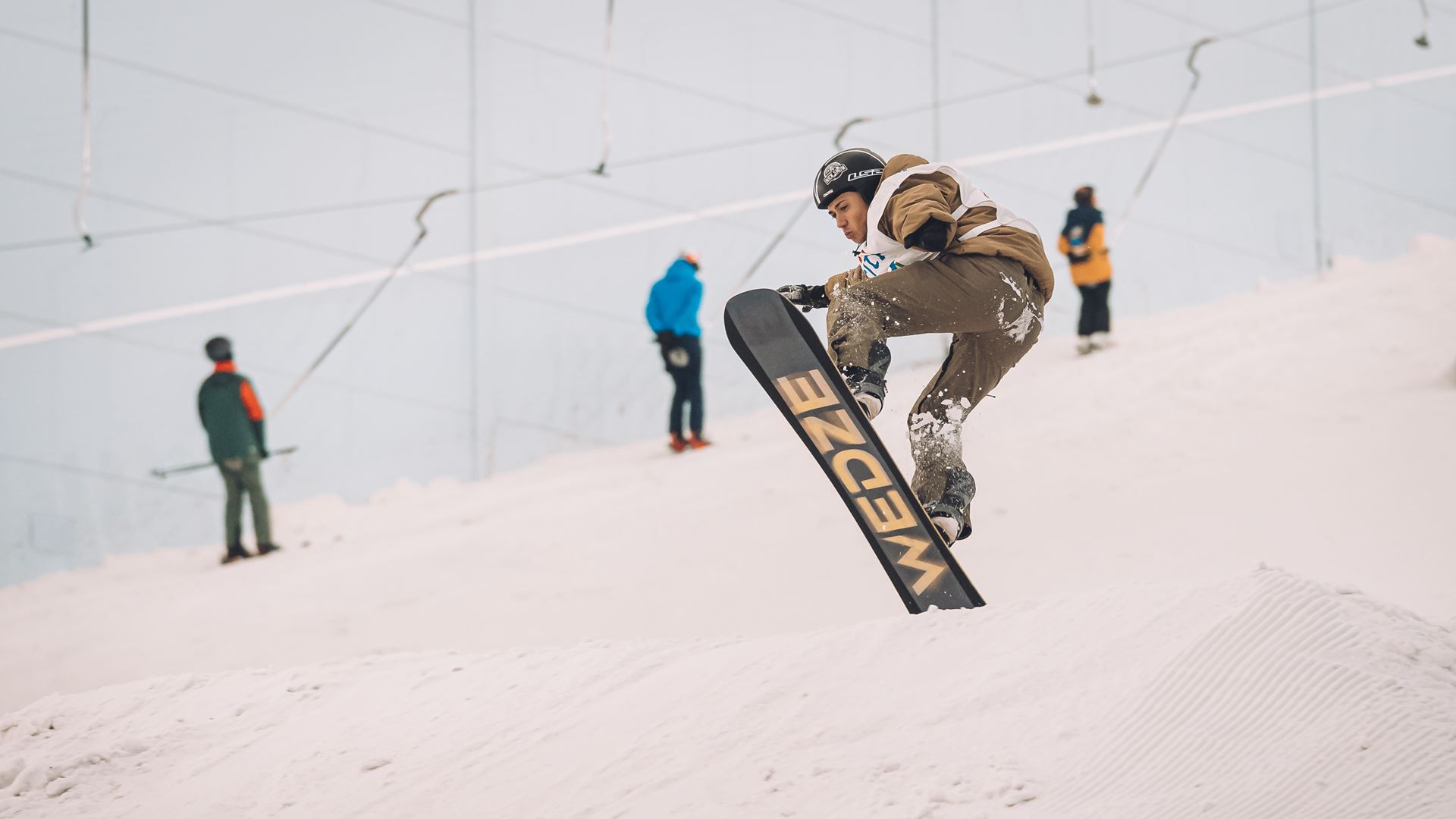 FIS delivers successful Para snowboard development camps in Dubai and Manchester