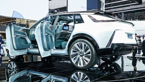 cadillac-s-show-car-lyric-with-cutting-edge-technologies