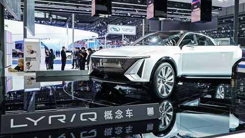 cadillac-unveils-all-electric-show-car-lyriq
