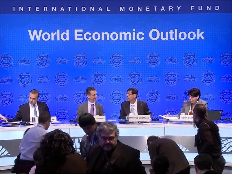 IMF Sees Higher Growth, Warns of Risks