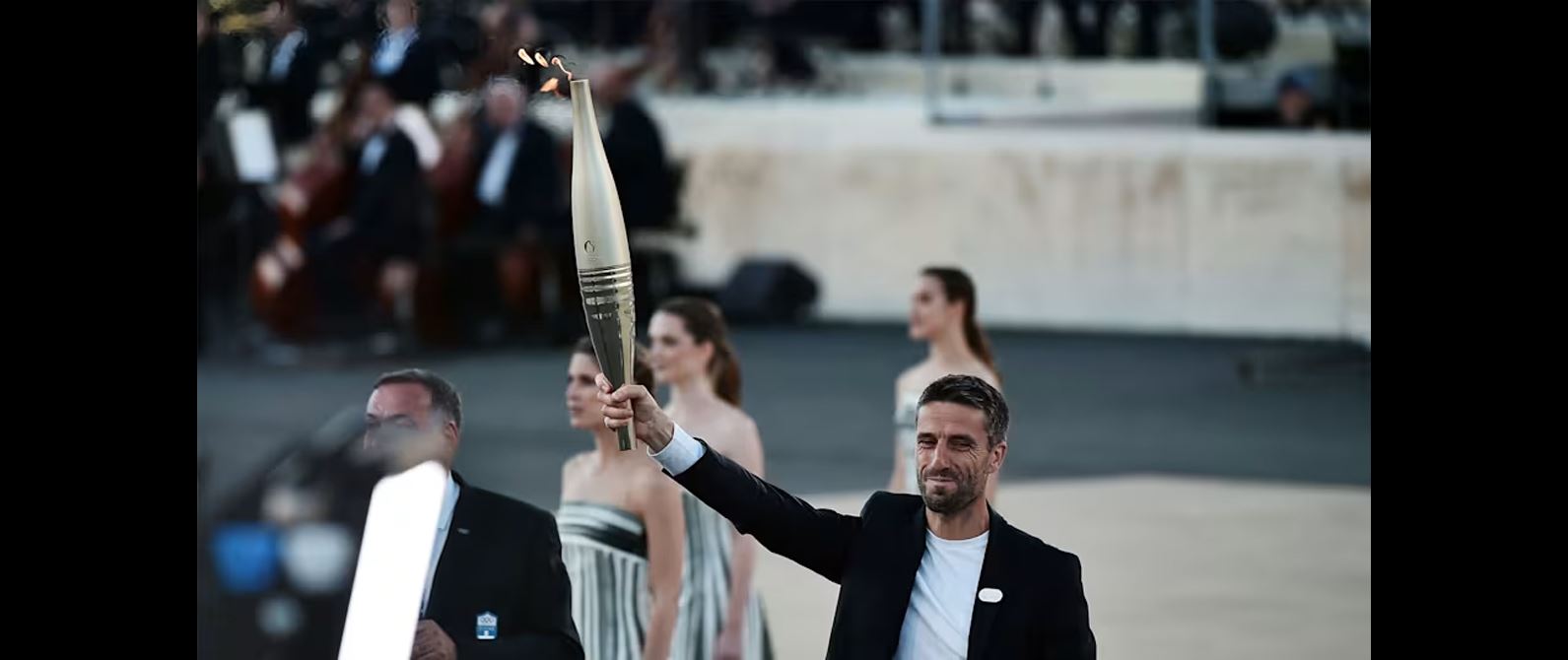 La c r monie de remise de la flamme olympique symbole du passage de t moin entre la Gr ce et Paris 2024