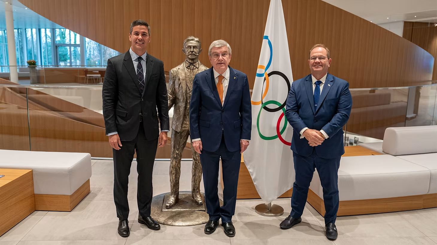 IOC President Bach welcomes Paraguay President Santiago Pe a to Olympic House