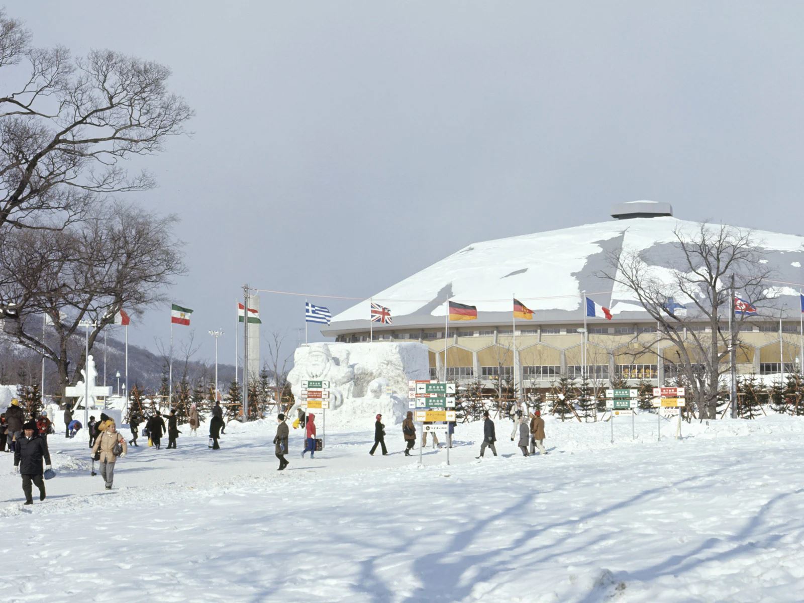 The Makomanai Indoor Skating Rink (now known as the Makomanai Sekisui Heim Ice Arena) remains the Makomanai Park’s centr