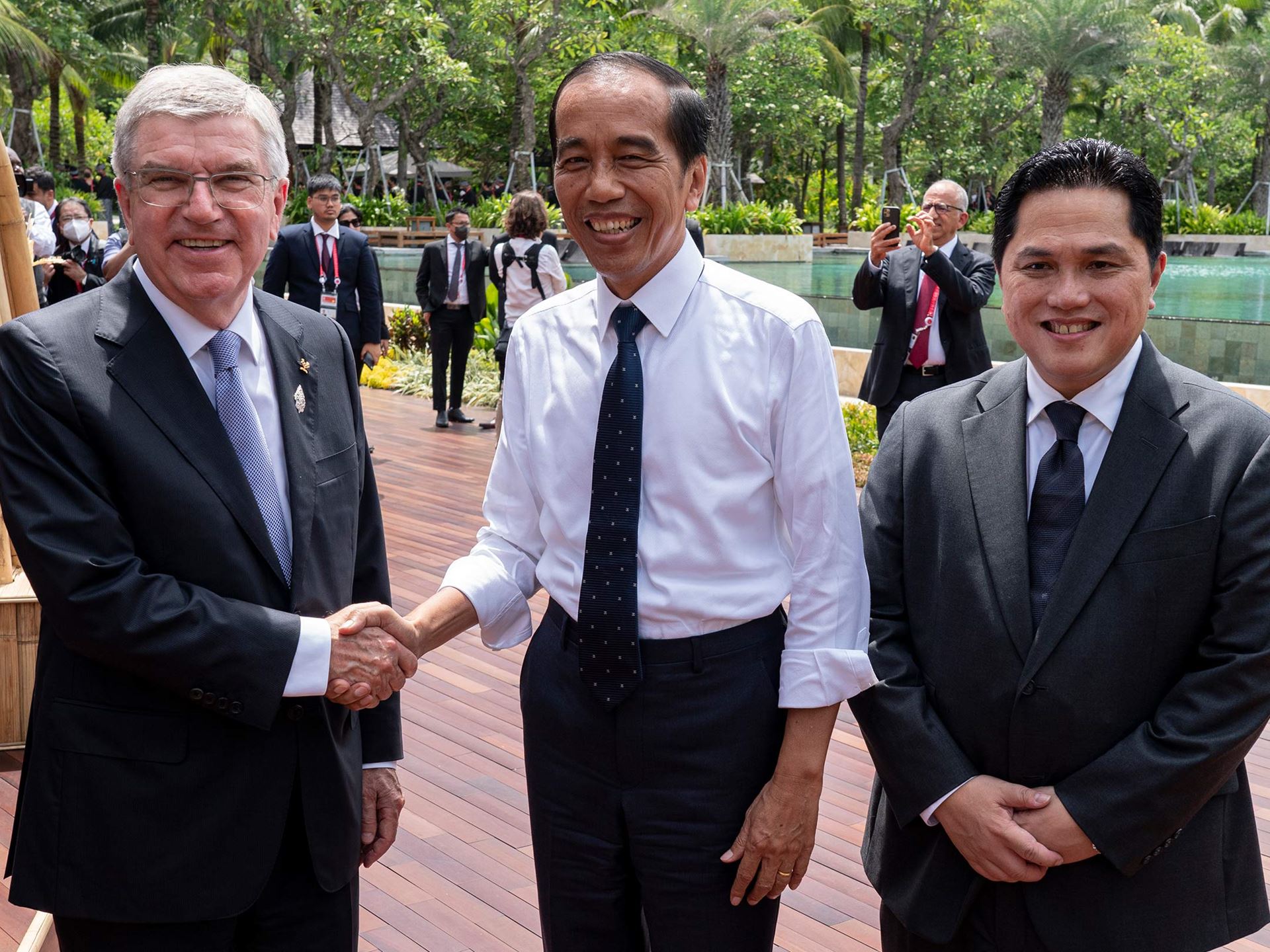 IOC President Thomas Bach With Indonesian President Joko Widodo This ...