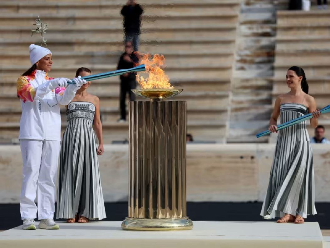 La flamme olympique a t remise Ath nes et entame son voyage vers l Italie en vue des Jeux de Milano Cortina 2026
