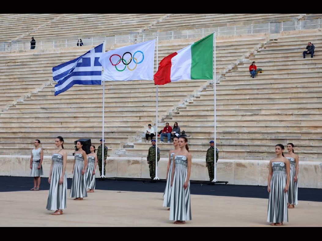 La flamme olympique a t remise Ath nes et entame son voyage vers l Italie en vue des Jeux de Milano Cortina 2026