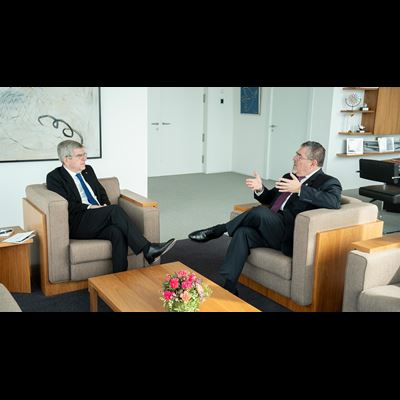 IOC President Thomas Bach welcomed the Guatemalan Head of State Bernardo Ar valo to Olympic House
