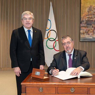 IOC President Thomas Bach welcomed the Guatemalan Head of State Bernardo Ar valo to Olympic House
