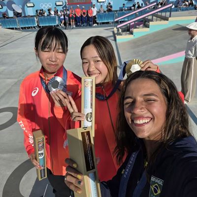 Paris 2024 medallists capturing Victory Selfies thanks to Samsung